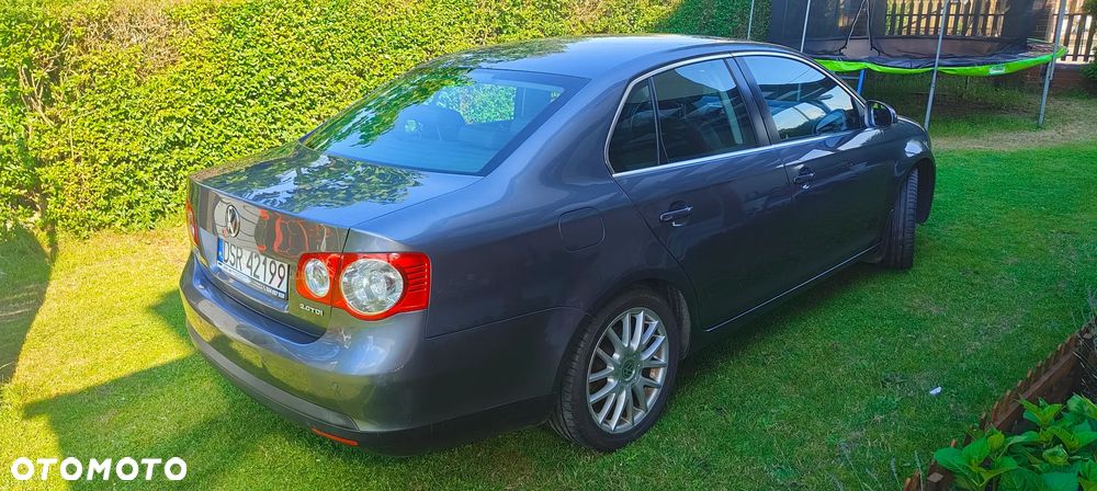 Volkswagen Jetta 2.0 TDI DPF Sportline - 4