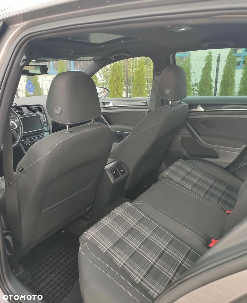 Volkswagen Golf - 32
