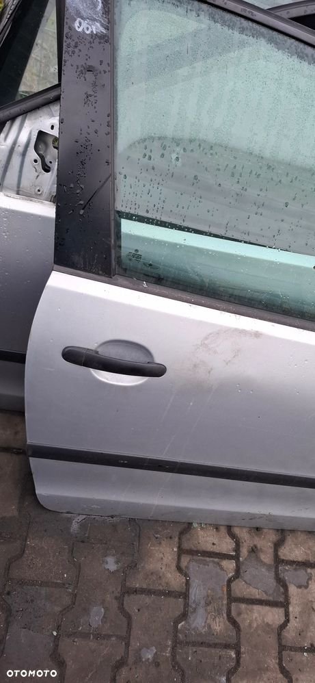 VW Polo IV 9N 3D 01- drzwi prawe srebrne - 3