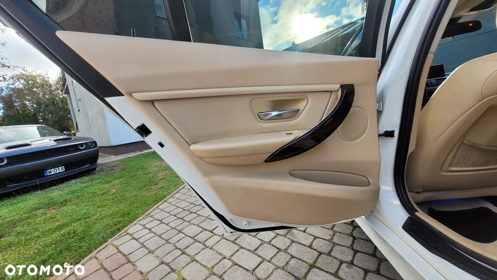 BMW Seria 3 328i xDrive - 22
