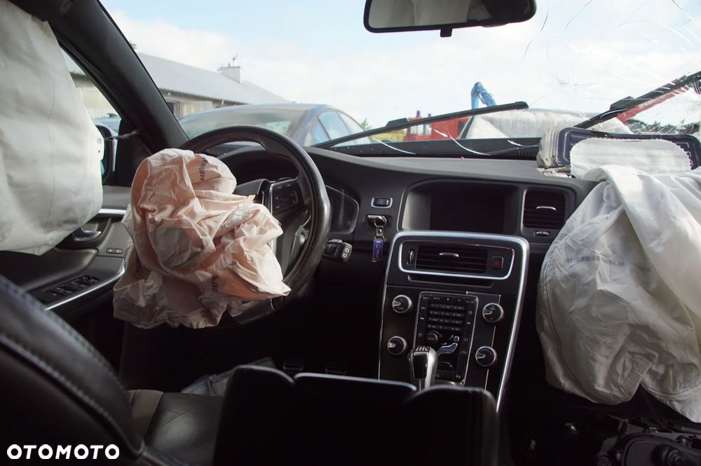 Auto na części - Volvo V60 I Lift R-Design 2.0 D2 120 KM D4204T8 M66 714 2015R Silnik Skrzynia Drzwi Szyba Lusterko Zderzak Klapa Lampa Sterownik Moduł Czujnik Deska Kokpit Licznik Wyświetlacz - 10