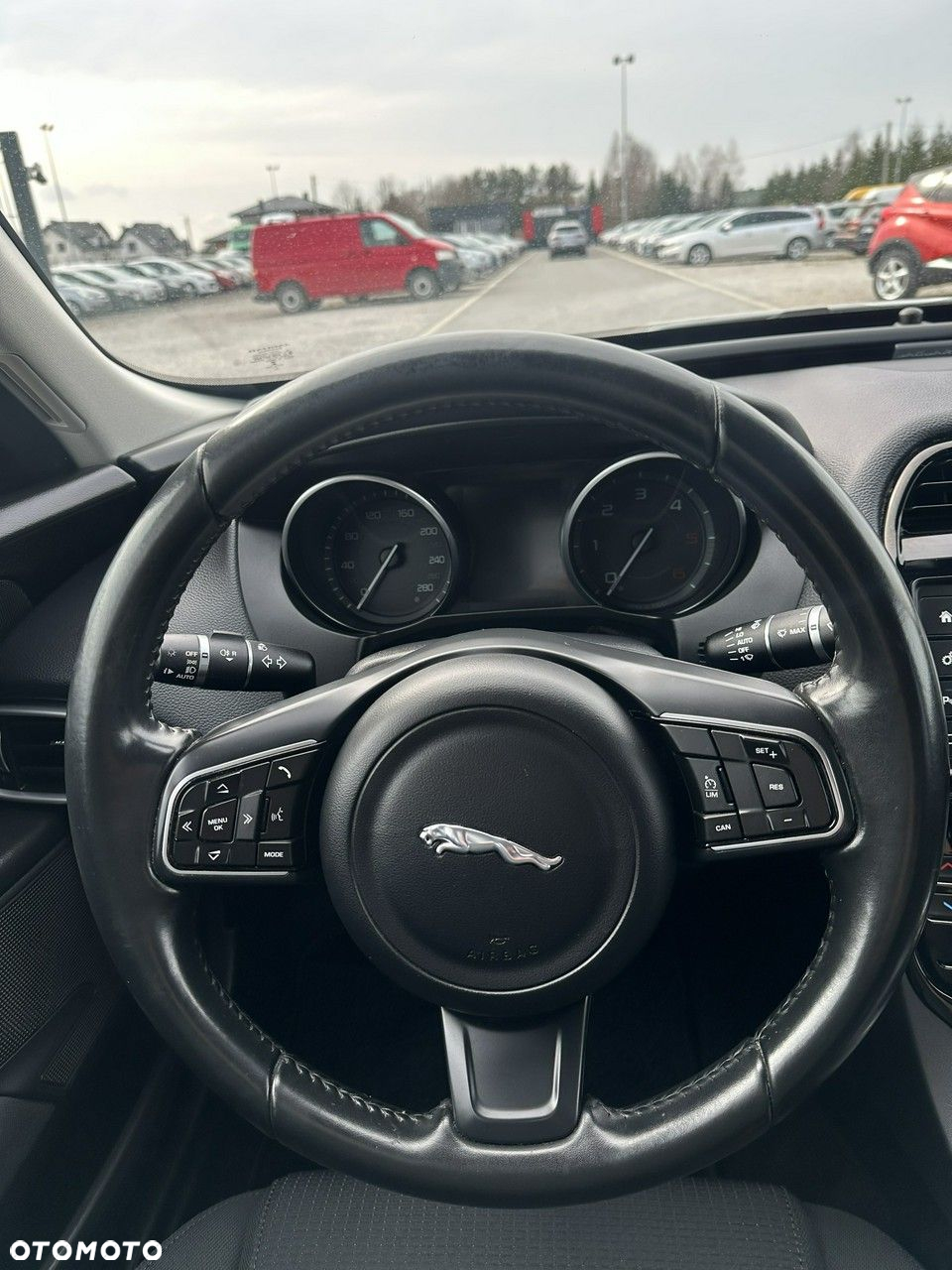 Jaguar XE - 13