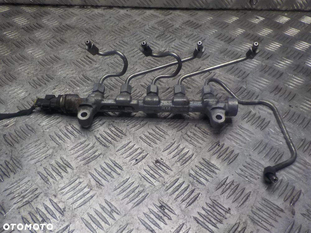 KIA CEED II LISTWA WTRYSKOWA 0445214181