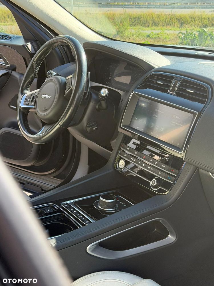 Jaguar F-Pace 2.0 i4D AWD Prestige - 25