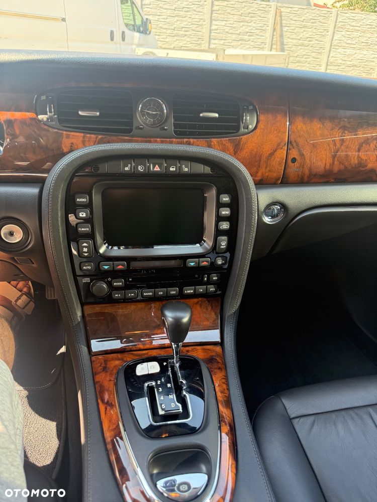 Jaguar XJ - 16