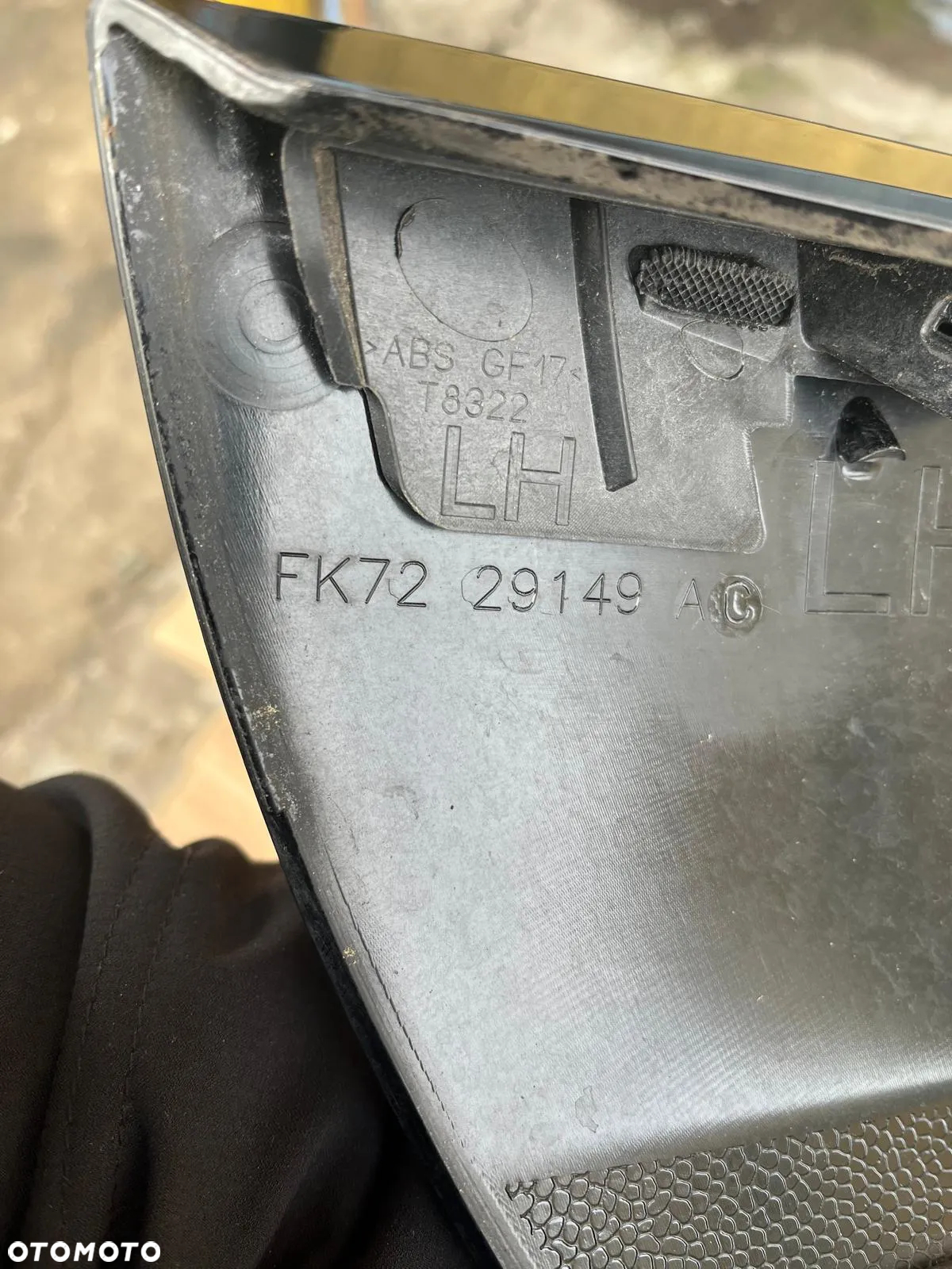 Osłona zewnętrzna słupka D lewa FK72-29149 Land Rover Discovery Sport L550 - 2