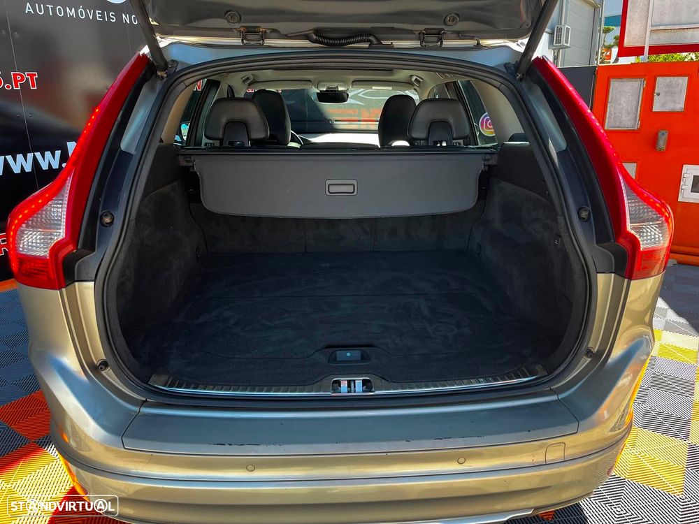 Volvo XC 60 2.0 D4 Momentum Geartronic - 13