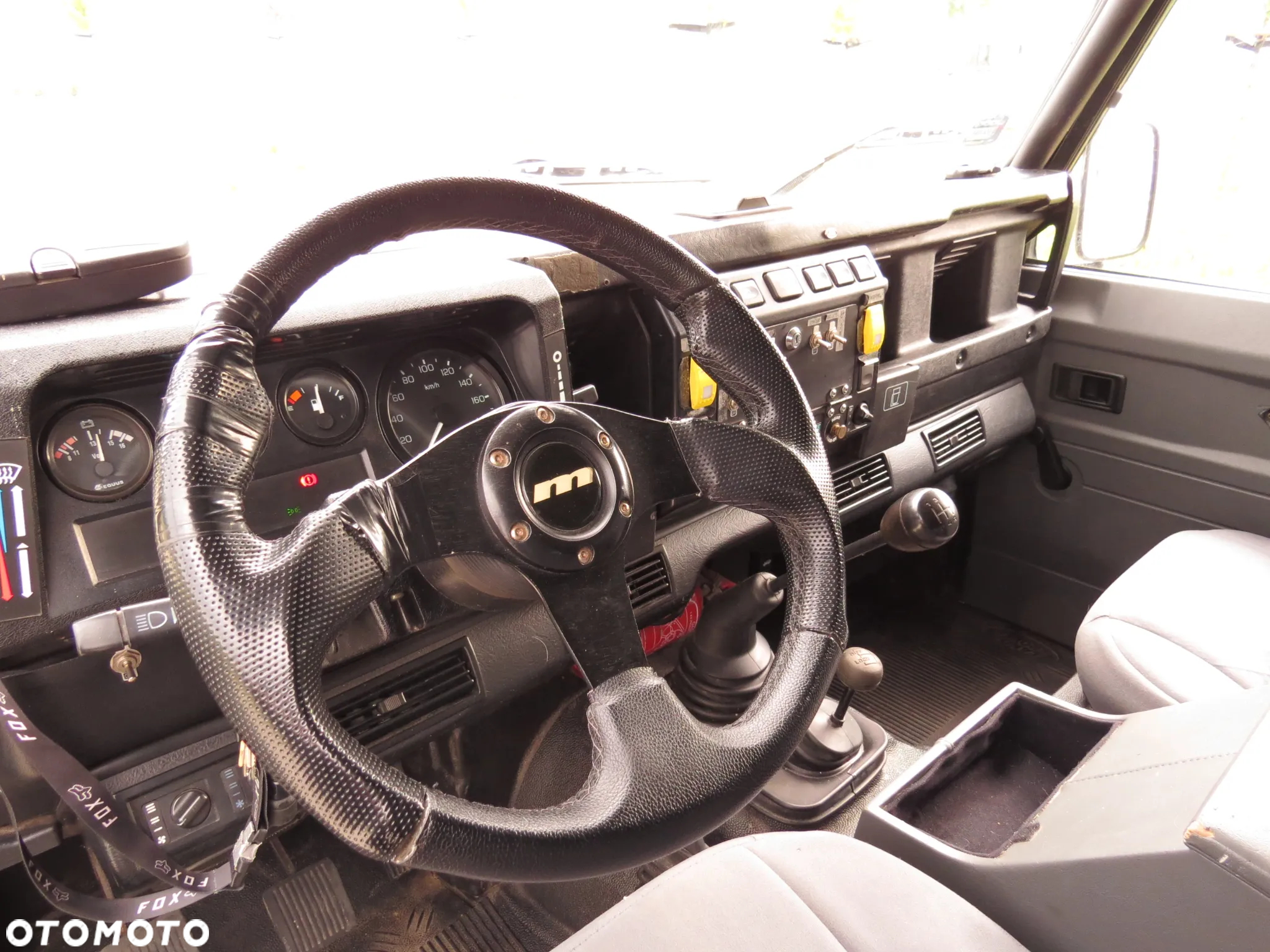 Land Rover Defender - 25