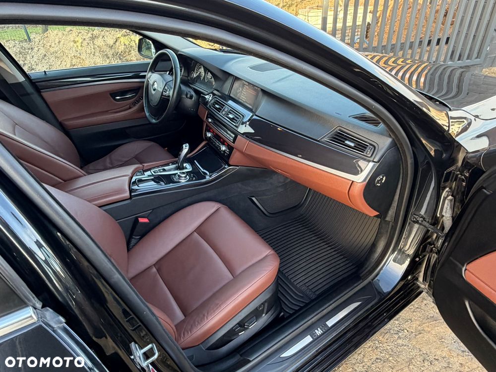 BMW Seria 5 525d xDrive - 12
