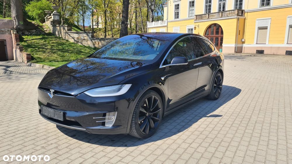 Tesla Model X - 17