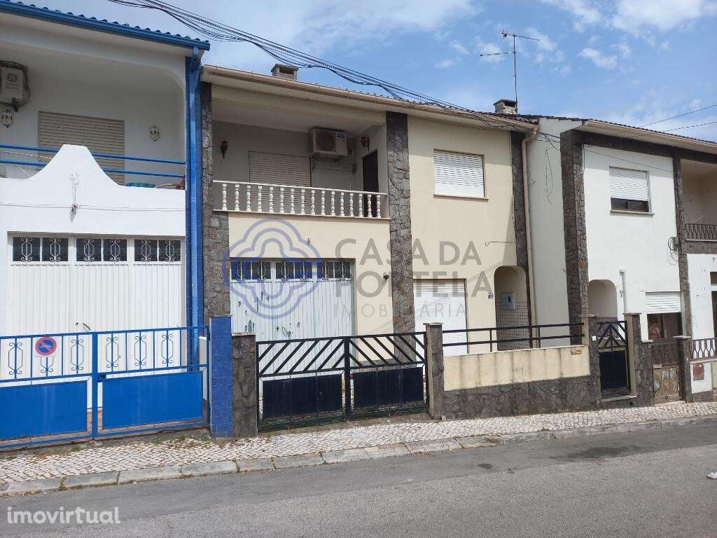 Moradia com 4 quartos, garagem e quintal no Entroncamento - Grande imagem: 2/31