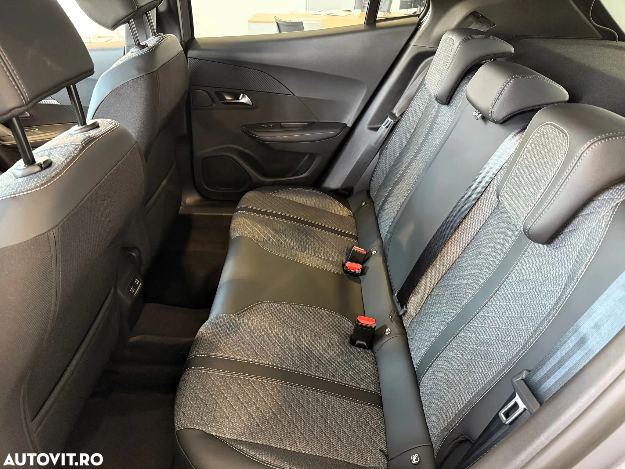 Peugeot 2008 1.2 L PureTech STT Allure - 8