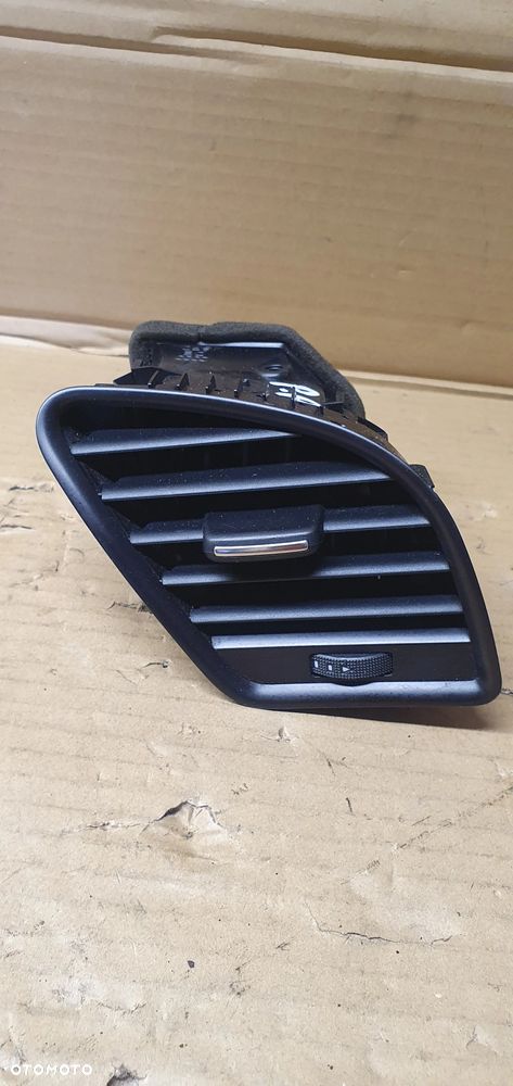 Kratka nawiewu powietrza prawa Audi A4 B8 8K1820902C - 1