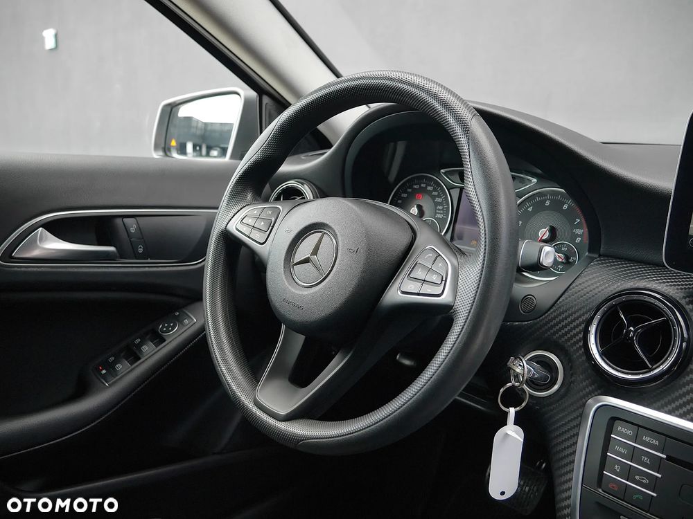 Mercedes-Benz GLA 180 7G-DCT - 13
