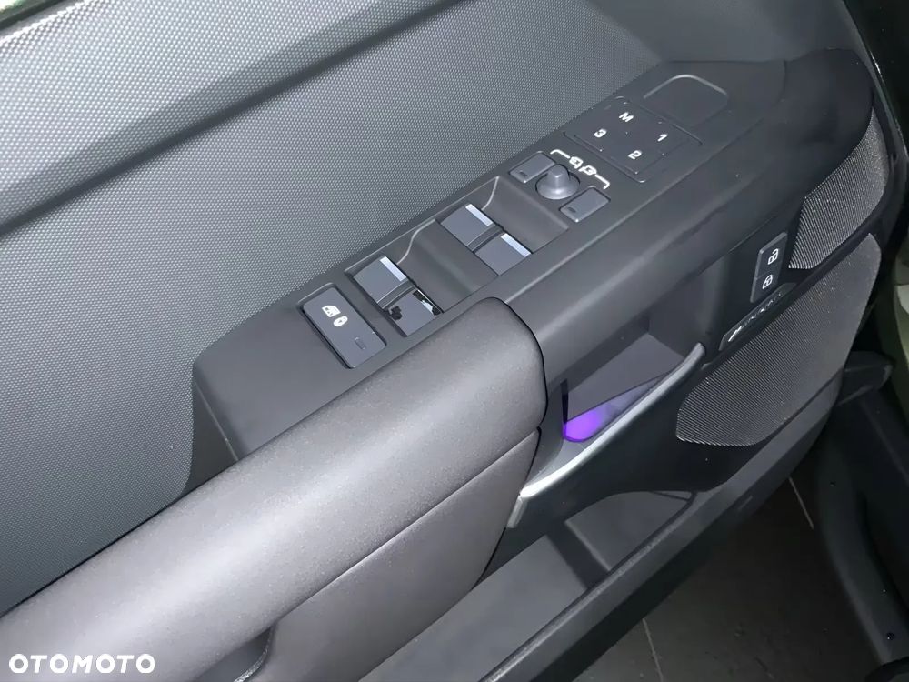 Land Rover Defender 110 D200 X-Dynamic SE - 23