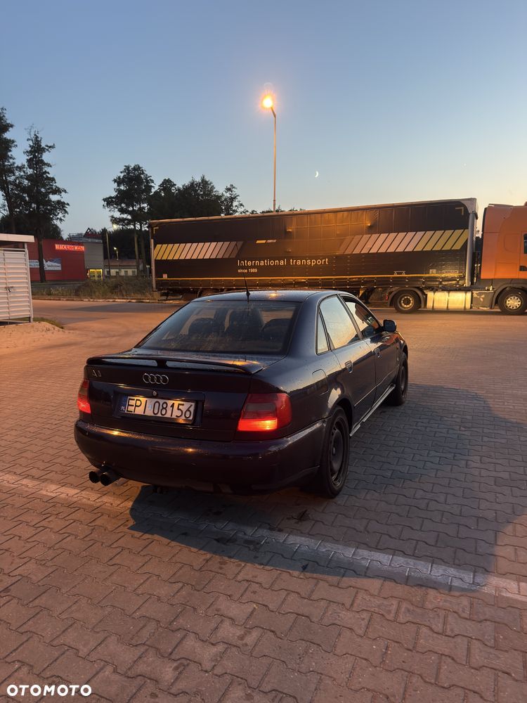 Audi A4 Limousine - 1