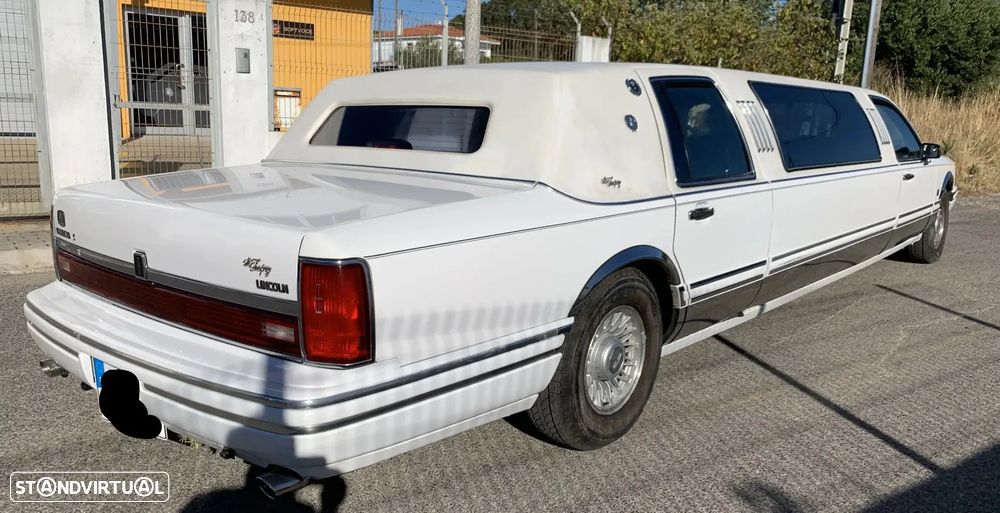 Lincoln Town Car - 5