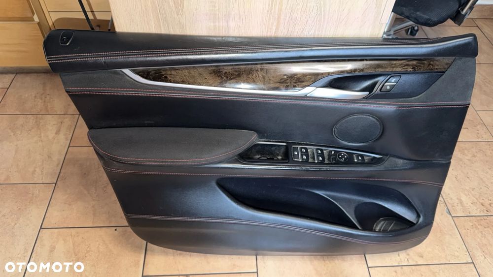 TAPICERKA DRZWI LEWY PRZÓD BMW F15 CZERWONA NIĆ - 1