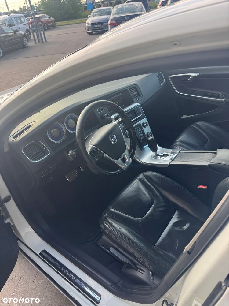 Volvo V60 D5 AWD R-Design - 9
