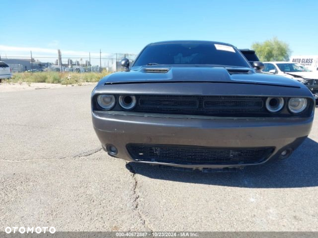 Dodge Challenger - 12
