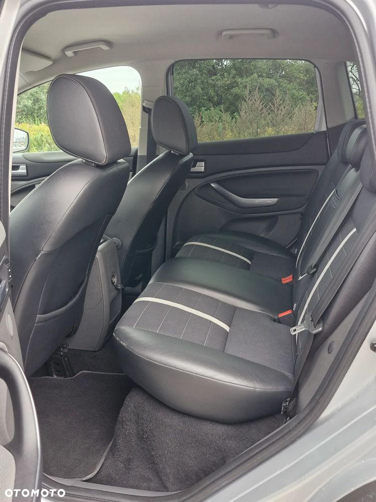 Ford Kuga 2.0 TDCi 2x4 Titanium - 12