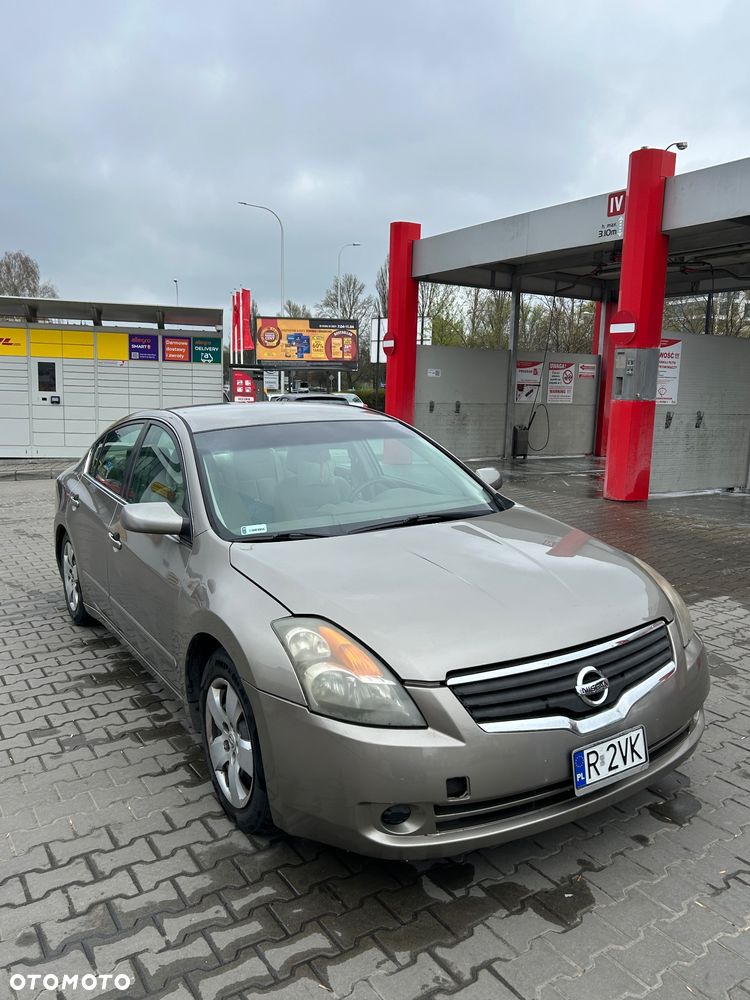 Nissan Altima - 1