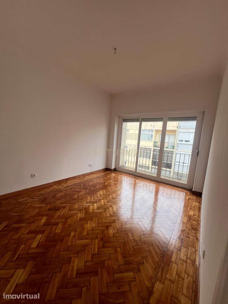 T2 Remodelado em Queluz-Belas com 2 Varandas a 1 Minuto da CP - Grande imagem: 4/20