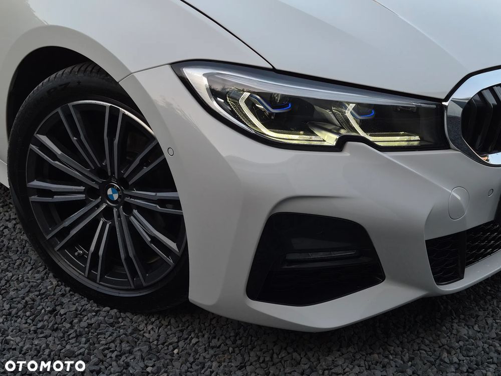 BMW Seria 3 318d MHEV - 32