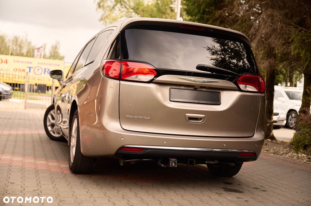 Chrysler Pacifica 2017 photo 2