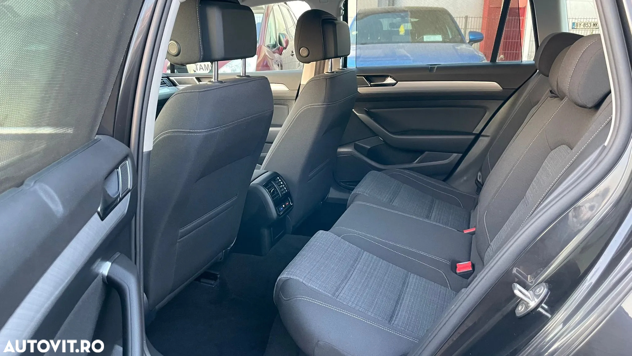 Volkswagen Passat - 32
