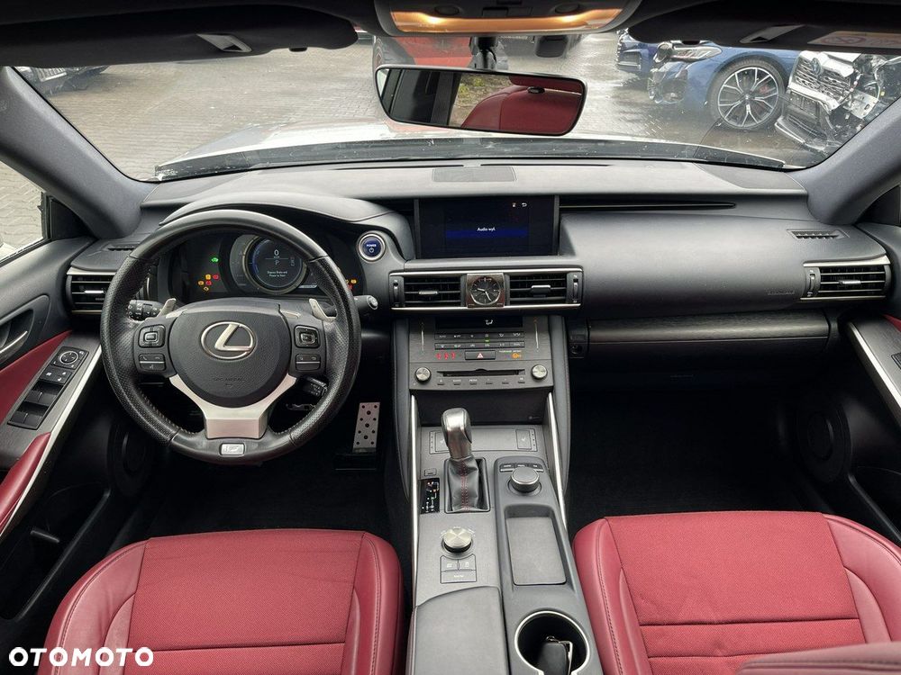 Lexus IS 300h F Sport Edition - 9