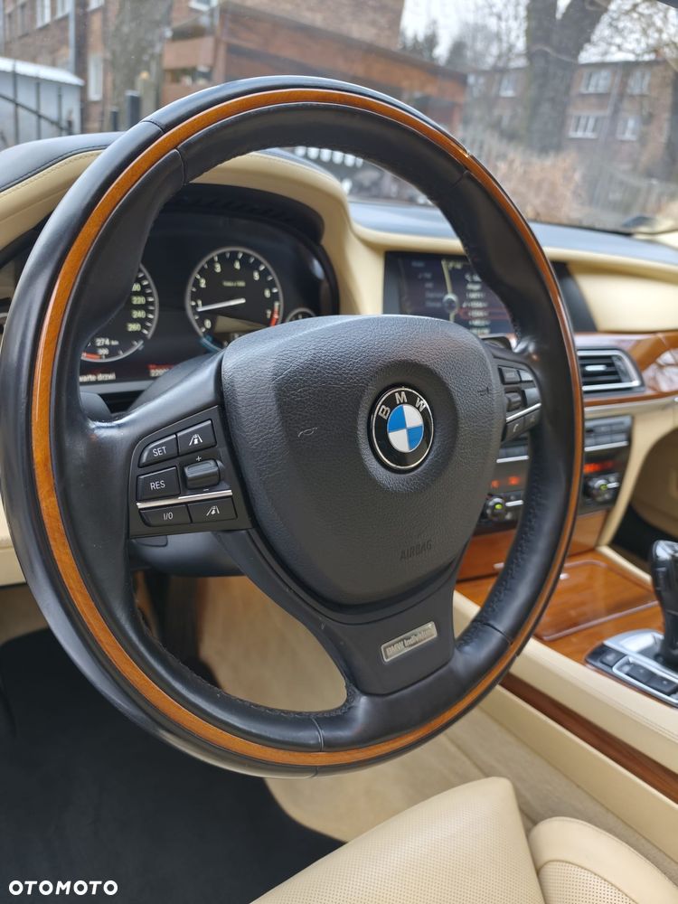 BMW Seria 7 750Li xDrive - 13