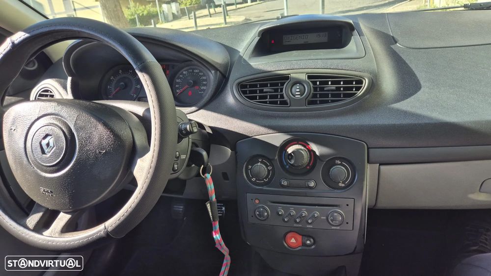 Renault Clio 1.2 16V Confort Authentique - 1