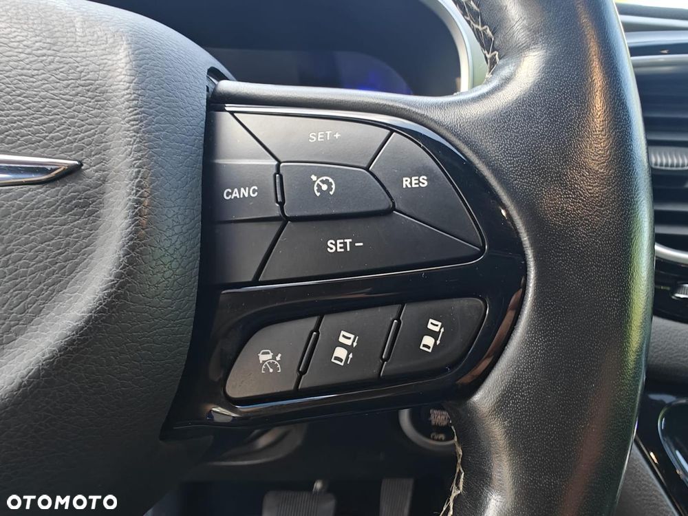 Chrysler Pacifica - 16