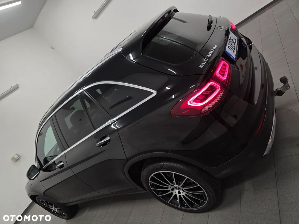 Mercedes-Benz GLC 300 de 4Matic 9G-TRONIC AMG Line Plus - 35