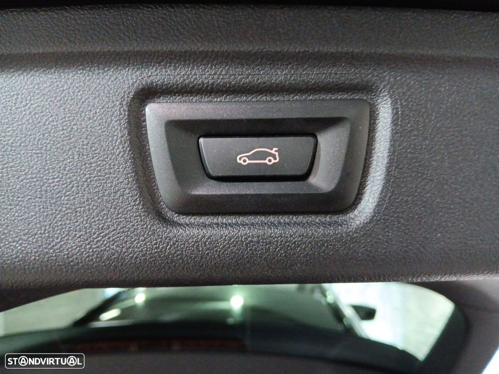 BMW 320 d Pack Desportivo M Auto - 25