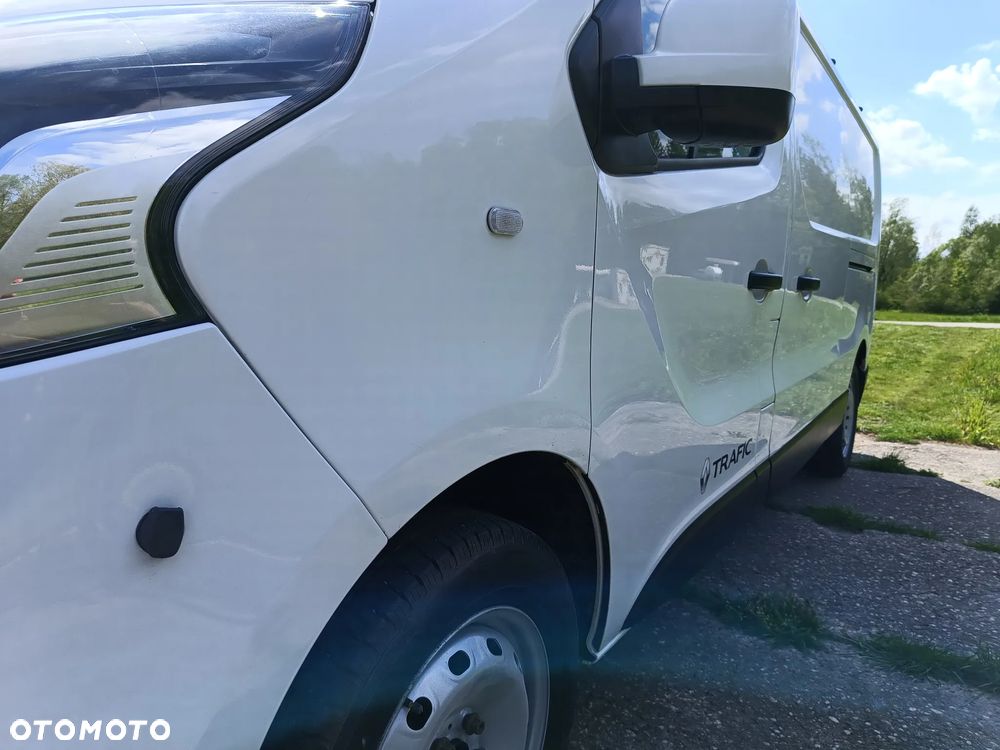 Renault Trafic L2H1 1.6 diesel 125kM 2018rok WEBASTO, CZUJNIKI PARKOWANIA, HAK, BAGAŻNIK DACHOWY, STAN BARDZO DOBRY! - 14