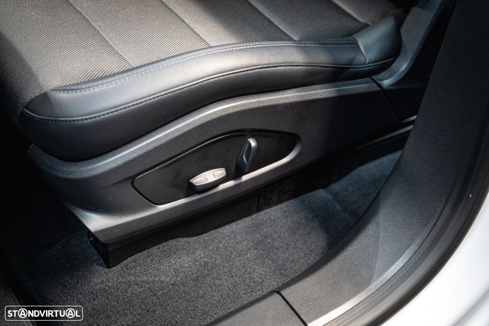 Porsche Macan Electric 4 - 18