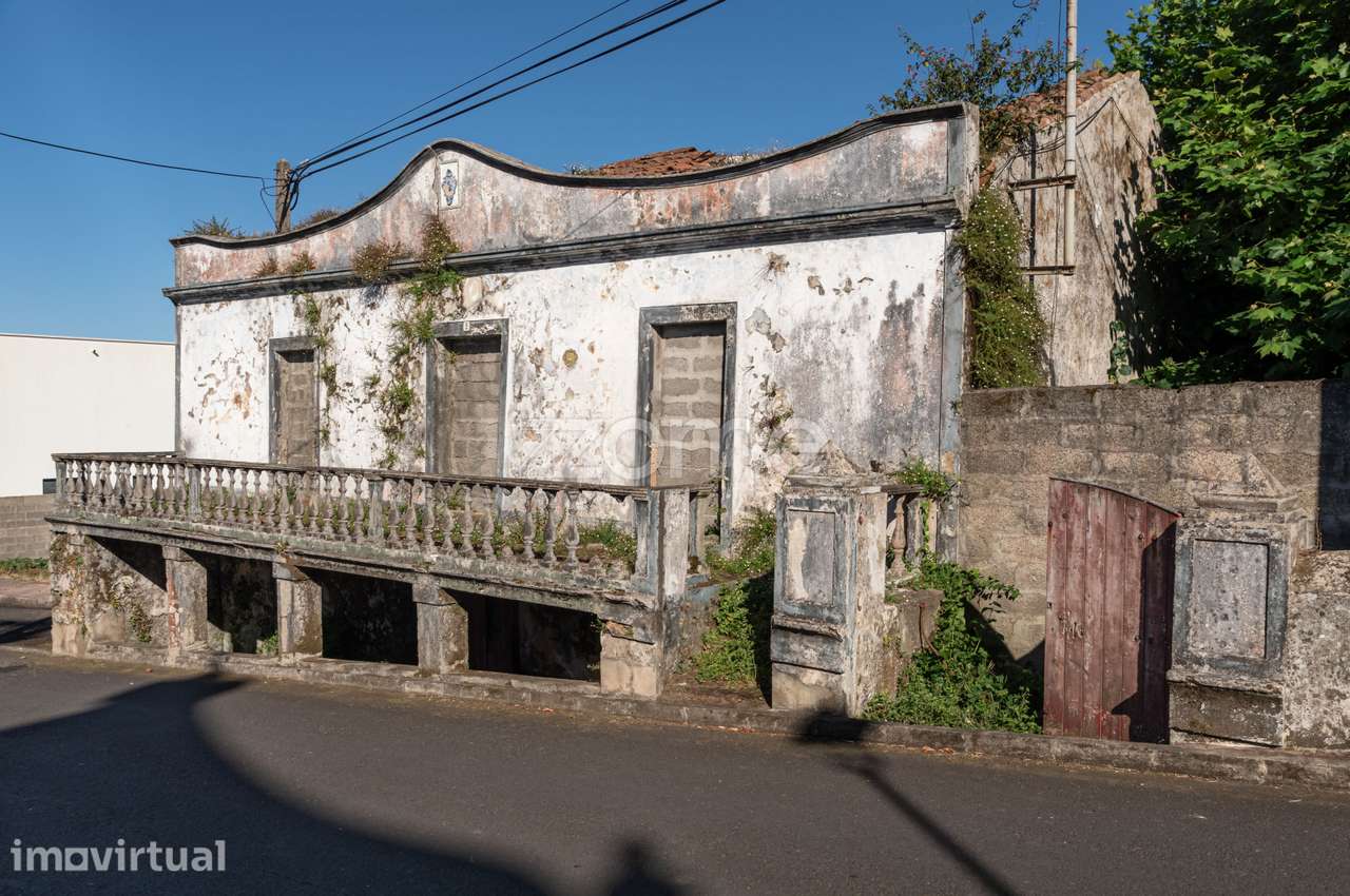 Terreno Urbano com Duas Frentes e Ruína nas Capelas - Grande imagem: 2/15