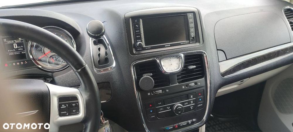 Chrysler Town & Country - 6