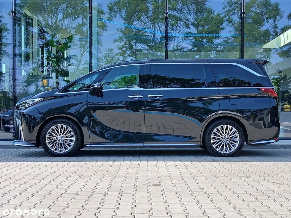 Lexus LM - 3