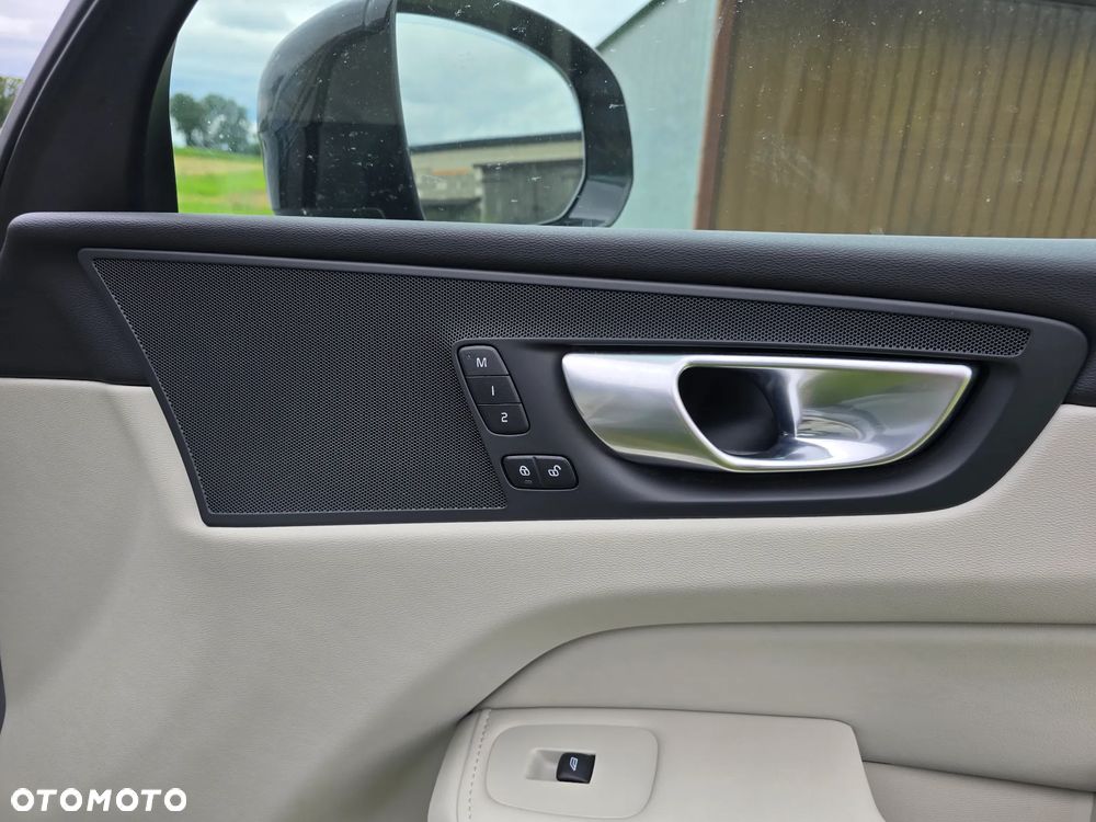 Volvo XC 60 B4 D AWD Plus Dark - 22