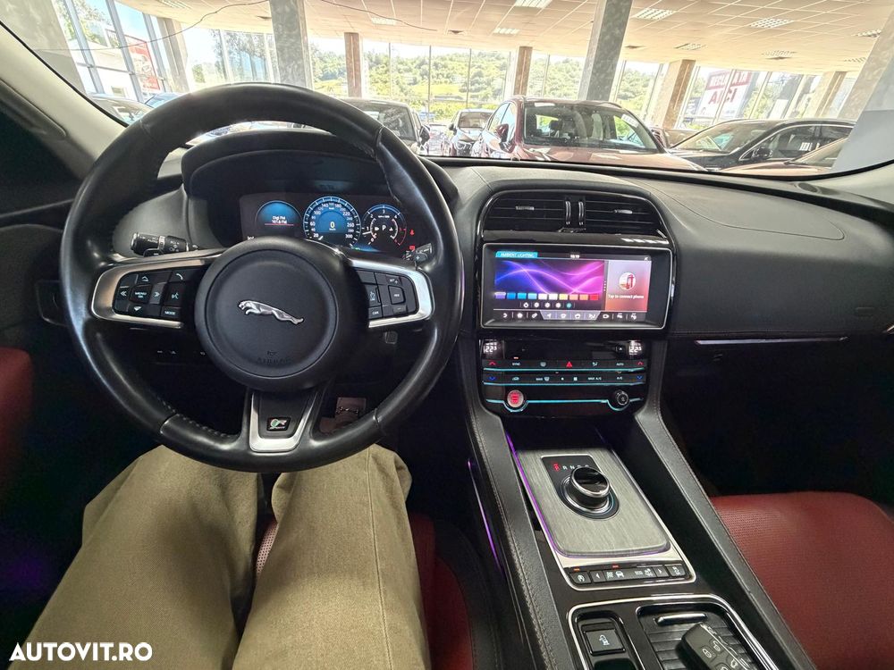 Jaguar F-Pace 30d AWD R-Sport - 31