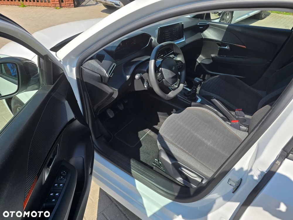 Peugeot 208 - 8