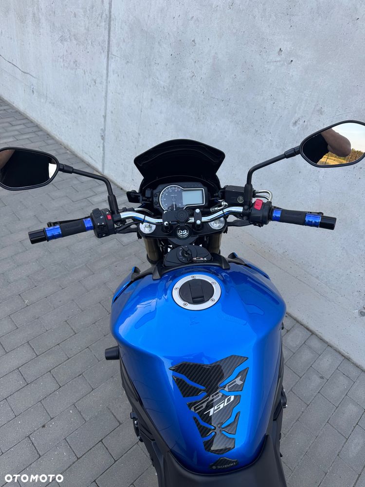 Suzuki GSR - 8