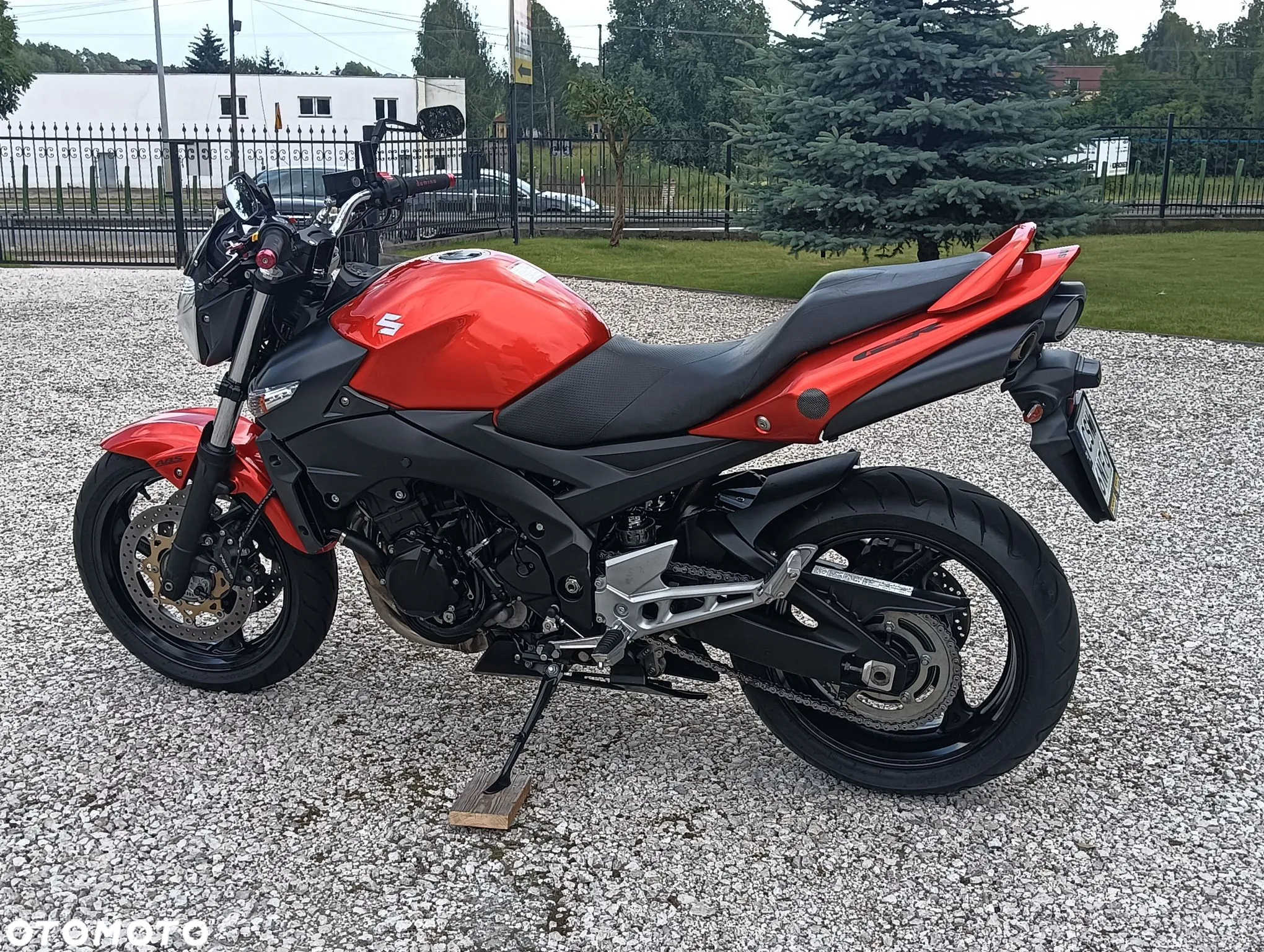 Suzuki GSR - 12