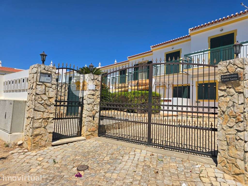# Moradia T2 com Box, Piscina e Jardim - Condomínio Privado - Grande imagem: 2/37