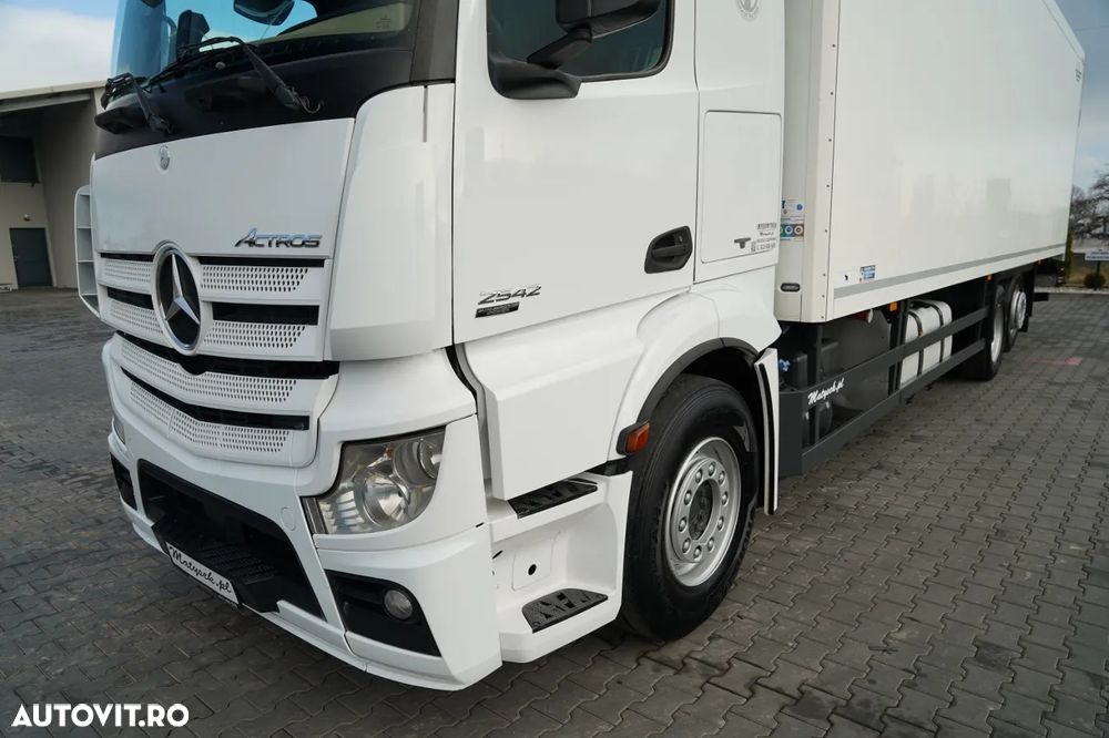 Mercedes-Benz ACTROS 2542 / 6X2 / FRIGIDER / SOLO / UNITATE THERMO KING T-1000R / RIDICARE / DIRECȚIE CU AX RIDICATIV / EURO 5 - 6
