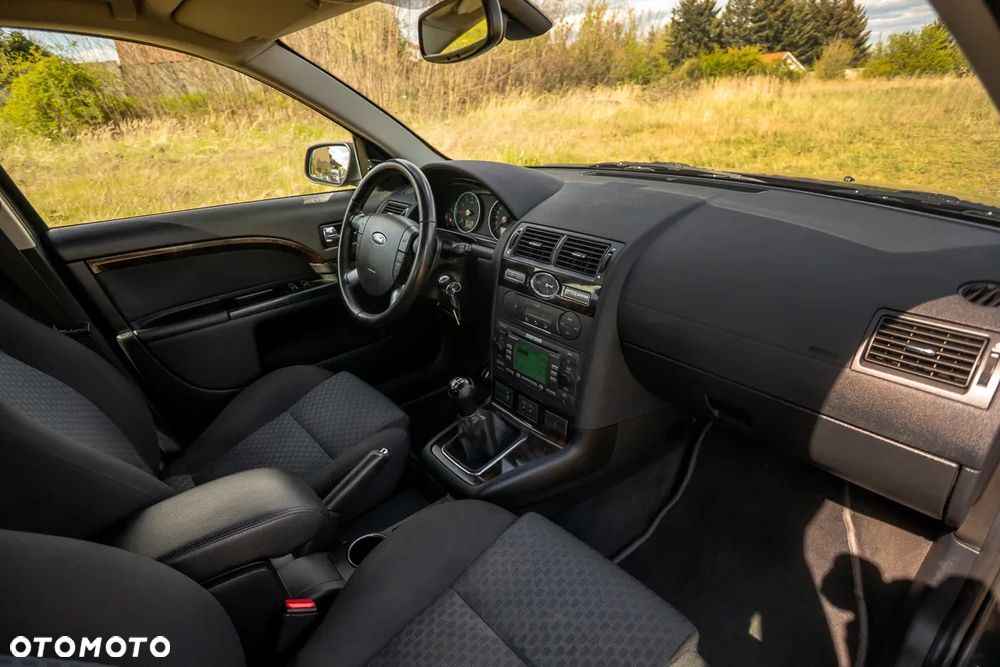 Ford Mondeo 1.8 Ghia - 34