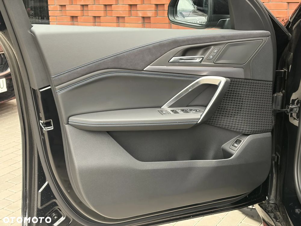 BMW iX2 eDrive20 66.5kWh M Sport - 13